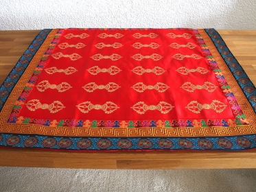 Tischdecke mit tibetischem Dorje- und Lebensrad-Design