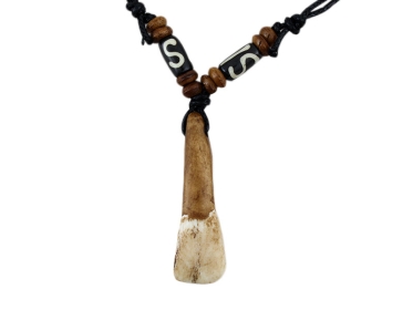 Amulett mit einem Büffelzahn Anhänger
