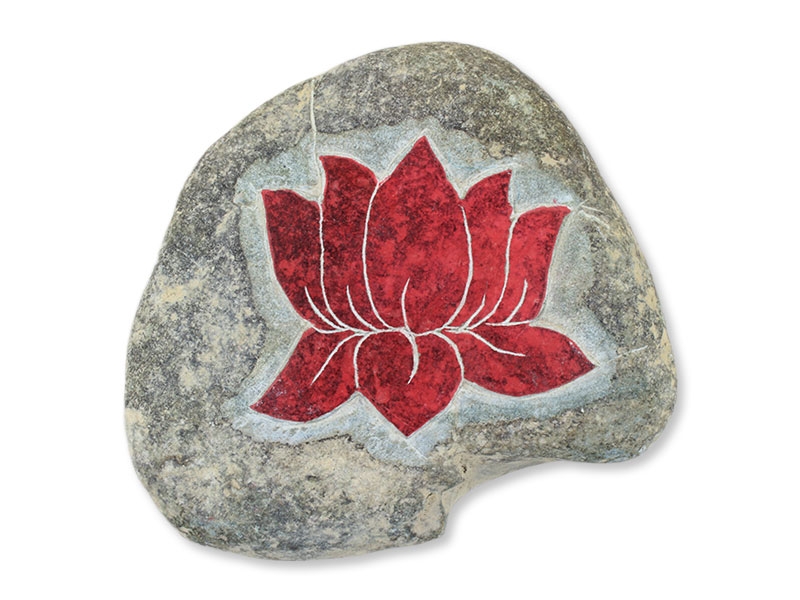 Manistein mit roter Lotusblume